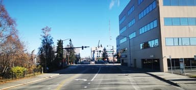 Une rue avec des bâtiments et un ciel bleu à Fairbanks.
