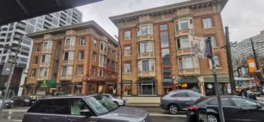 Deux bâtiments historiques sous un ciel nuageux à Vancouver.