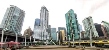 Une vue des gratte-ciels modernes à Vancouver sous un ciel nuageux.