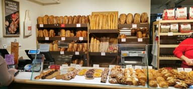Une vitrine de pains et pâtisseries dans une boulangerie.