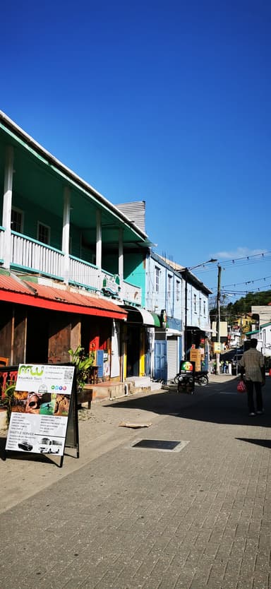 Une rue colorée avec des bâtiments et un ciel bleu à Cayo.