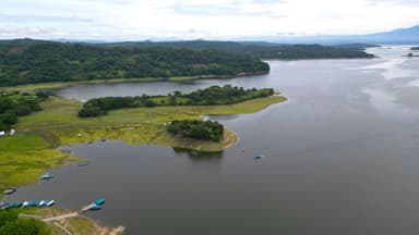 Un paysage naturel avec un lac et des collines verdoyantes.