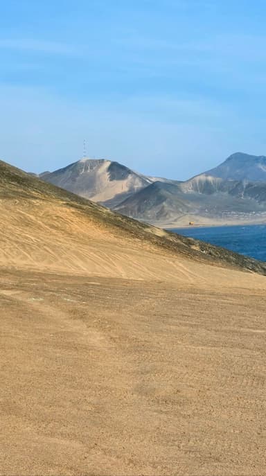 Une vue des collines et de la mer à Samanco, au Pérou, sous un ciel clair.