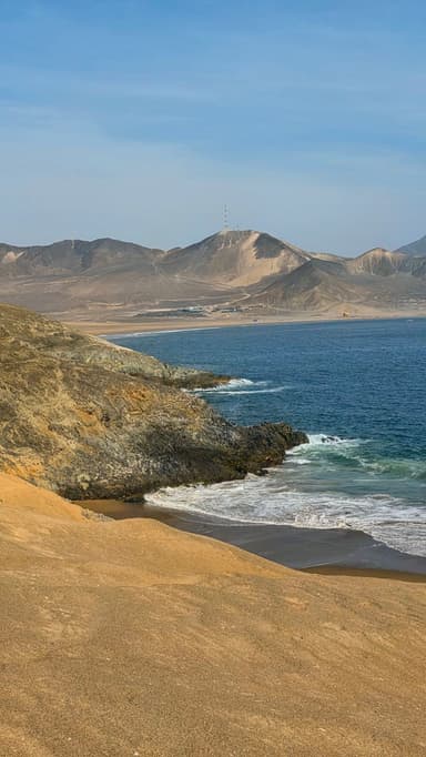 Une vue de la plage et des montagnes à Samanco, au Pérou, sous un ciel clair.