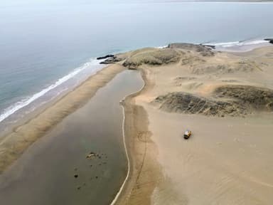 Une vue aérienne d'une plage désertique à Huacho, au Pérou.