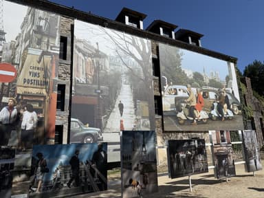 Des affiches photographiques sur un mur en plein air à La Gacilly.