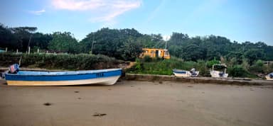 Un bateau de pêche sur une plage au crépuscule.