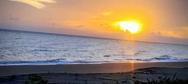 Un coucher de soleil sur la plage à Los Santos.