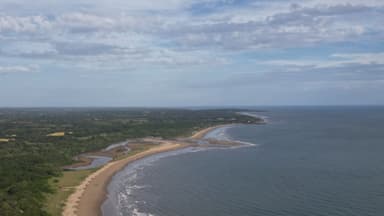 Une vue panoramique de la plage et de la mer à Los Santos.