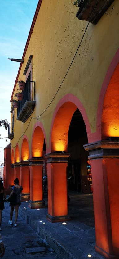 Un bâtiment coloré avec des arches illuminées à Guanajuato.