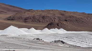 Des collines de sel sous un ciel bleu à Calama.