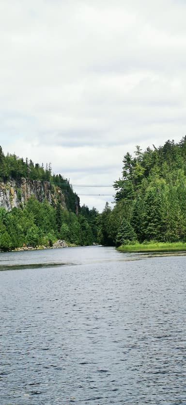 Un paysage naturel avec des falaises et une rivière à Nipigon Township.