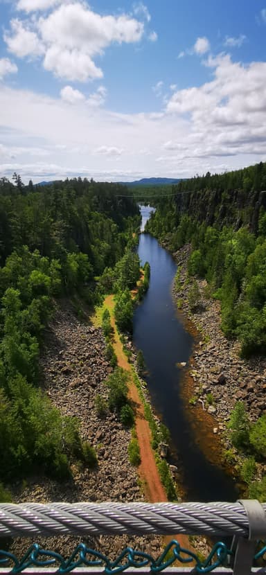 Une vue panoramique d'une vallée verdoyante avec une rivière.