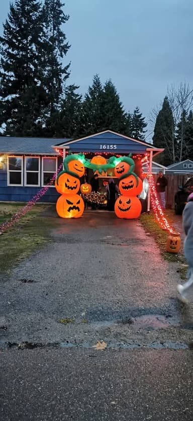 Une scène d'Halloween avec des décorations lumineuses et des citrouilles.