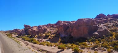 Des rochers rouges sous un ciel bleu à Ollagüe.