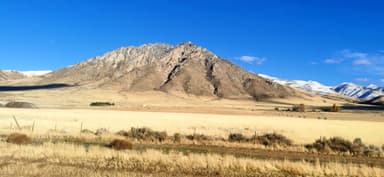 Une montagne majestueuse sous un ciel bleu à Winnemucca.
