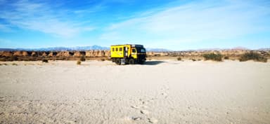 Un véhicule jaune sur un paysage désertique de Baja California.