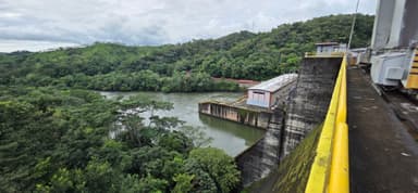 Un barrage sur une rivière entourée de verdure à El Llano.