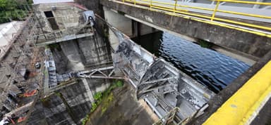Une vue d'un barrage avec de l'eau et des structures en béton.