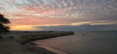 Un coucher de soleil sur la mer avec des nuages colorés.