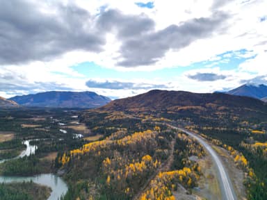 Un paysage d'automne avec des montagnes et une rivière en Alaska.
