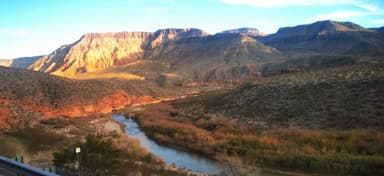 Un paysage de montagnes et une rivière sous un ciel bleu à Utah.