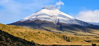 Un volcan enneigé sous un ciel bleu à Amaguaña.