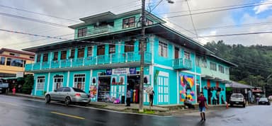 Un bâtiment coloré avec des balcons et des magasins à Jaramillo.