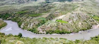 Une vue panoramique des collines verdoyantes et d'une rivière sinueuse.
