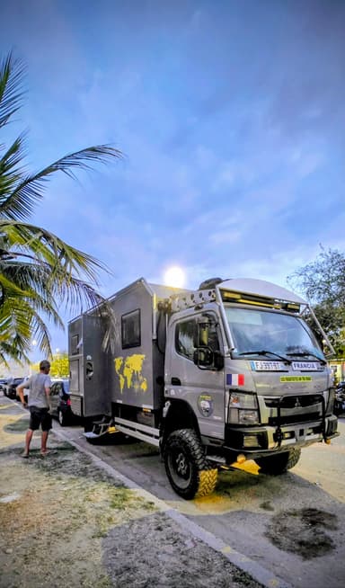 Un camion de voyage garé sous un ciel nuageux à Cartagena.