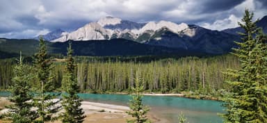 Un paysage de montagnes et de rivières en Alberta, Canada.