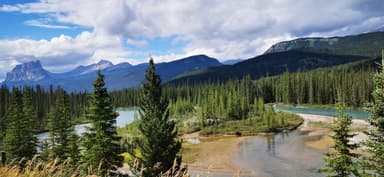 Un paysage naturel avec des montagnes et des rivières en Alberta.