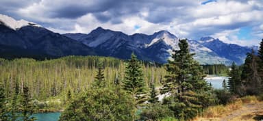 Un paysage de montagnes et de forêts au Canada.