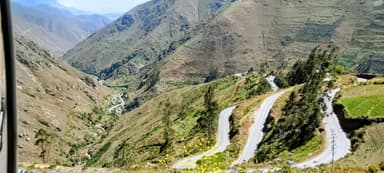 Une vue panoramique des montagnes et des routes sinueuses à Huaraz.