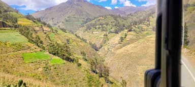 Un paysage verdoyant avec des montagnes sous un ciel bleu à Huaraz.