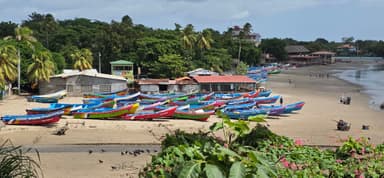 Des bateaux colorés sur une plage à Managua, Nicaragua.
