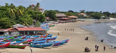Des bateaux colorés sur une plage à Managua.