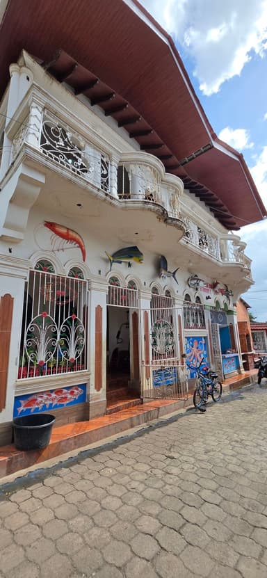 Une maison colorée avec des motifs marins à Managua, Nicaragua.