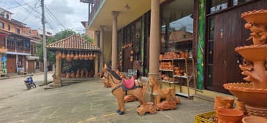Une rue avec des poteries et des sculptures en terre cuite à Ráquira.
