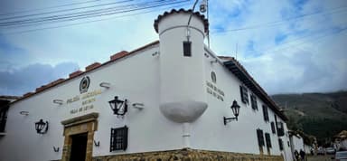Un bâtiment blanc avec des détails architecturaux à Ráquira, Colombie.
