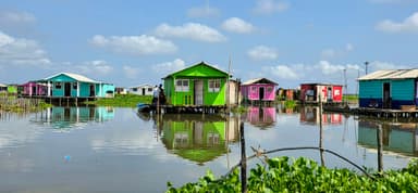 Des maisons colorées sur l'eau à Sitionuevo, Colombie.