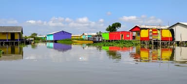 Des maisons colorées sur l'eau à Sitionuevo, Colombie.
