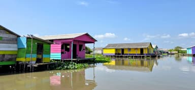 Des maisons colorées sur l'eau à Sitionuevo.