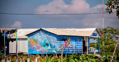 Une maison colorée avec une fresque murale à Sitionuevo.