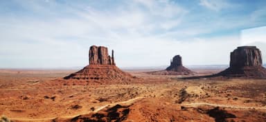 Un paysage désertique avec des formations rocheuses à Monument Valley, Arizona.