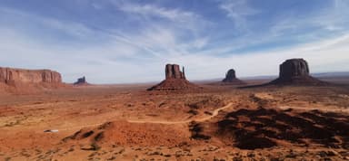 Un paysage désertique avec des formations rocheuses à Monument Valley.