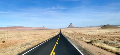 Une route s'étend à travers un paysage désertique d'Arizona.