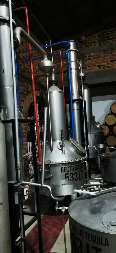 Une distillerie de tequila avec des équipements métalliques.
