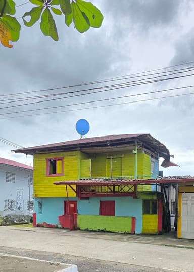 Une maison colorée avec un ciel nuageux à Yaviza.