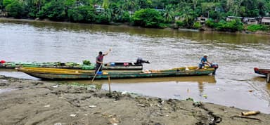 Deux hommes sur un bateau au bord d'une rivière à Yaviza.